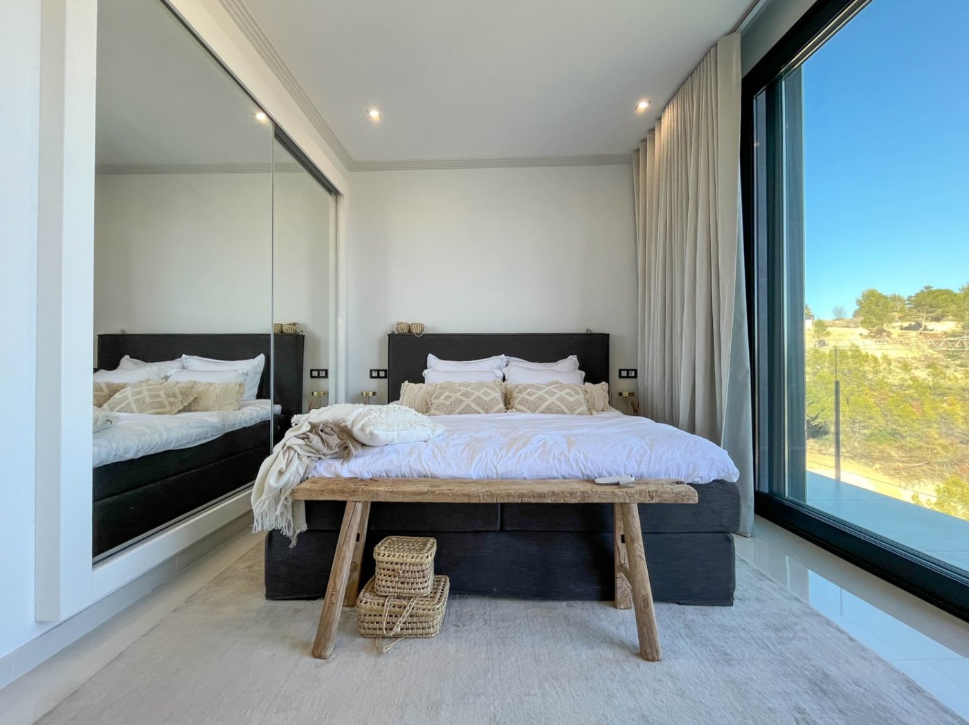 Villa Leonora - Elegant 3-Bedroom Villa with Sea & Mountain Views