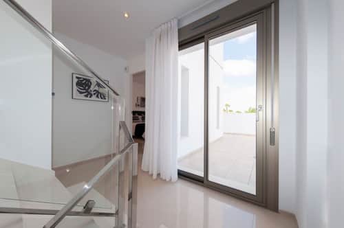 Nieuwbouwvilla met privézwembad en tuin op 900 meter van het strand in Los Alcázares — foto 7