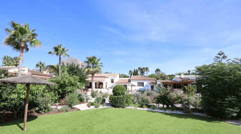 Gerenoveerde villa met ruim gastenverblijf in Jávea