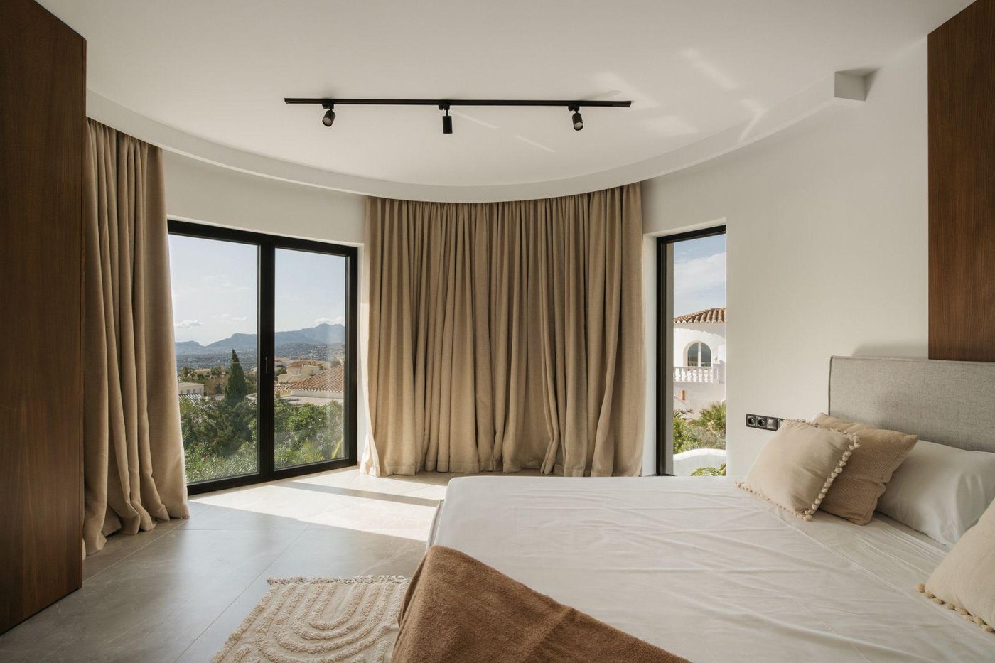 Elegant Fully Refurbished Villa — 412 m², 5 Bedrooms, Pool (5 mins to Moraira)