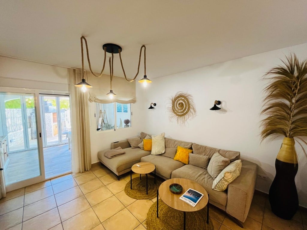 Renovated townhouse in Cala Blanca, Jávea with pool and parking — living room