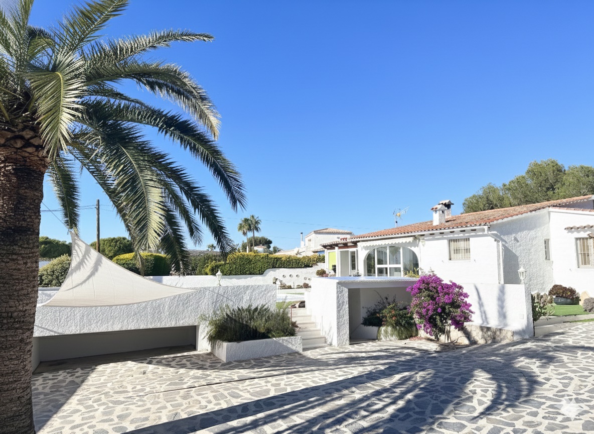 Villa de 3 dormitorios con vistas al mar en La Camarrocha, Moraira