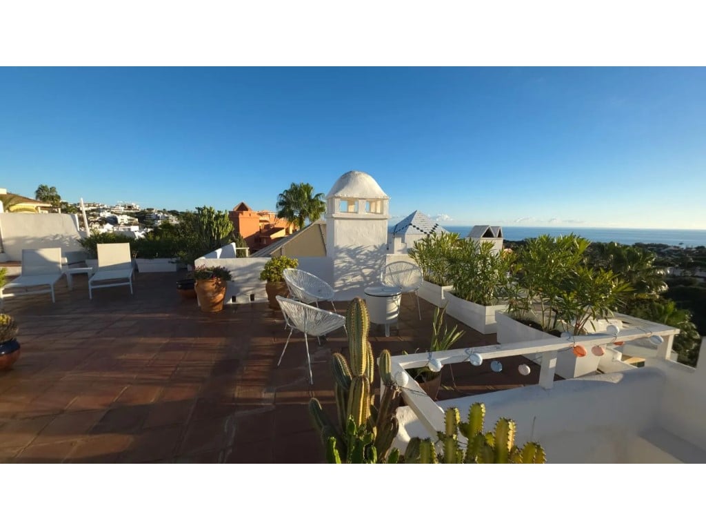 Penthouse mit 2 Schlafzimmern, Meerblick und Dachterrasse in East Marbella — living room
