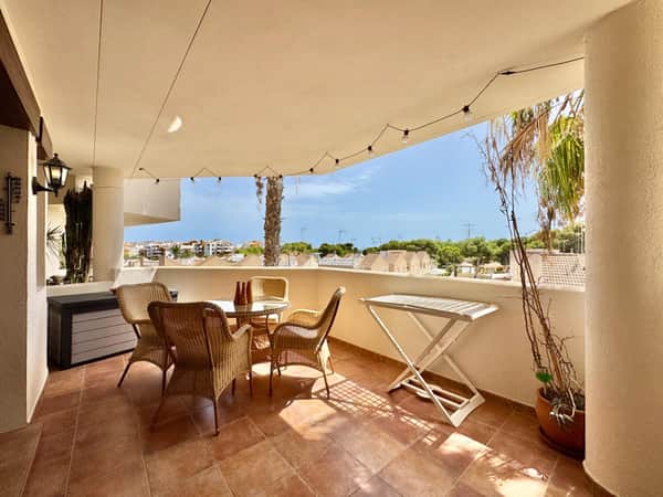Ruim appartement met 2 slaapkamers, overdekt terras en zwembad in Punta Prima, Torrevieja