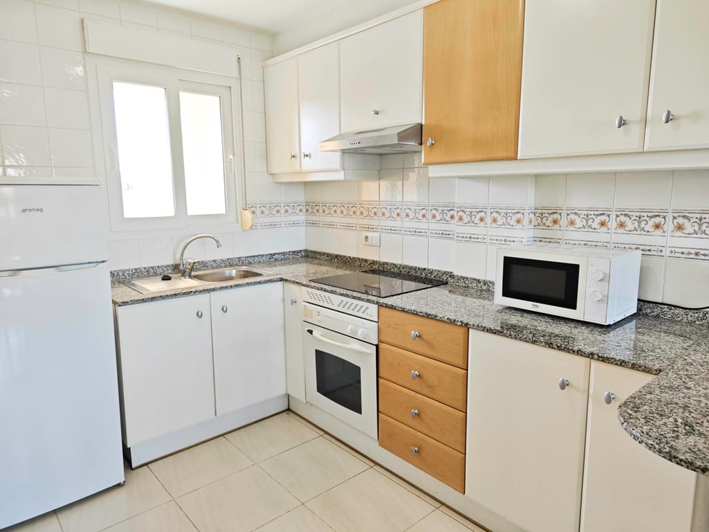 Apartamento 2 dormitorios con piscina al lado del mar, zona Las Brisas - 18