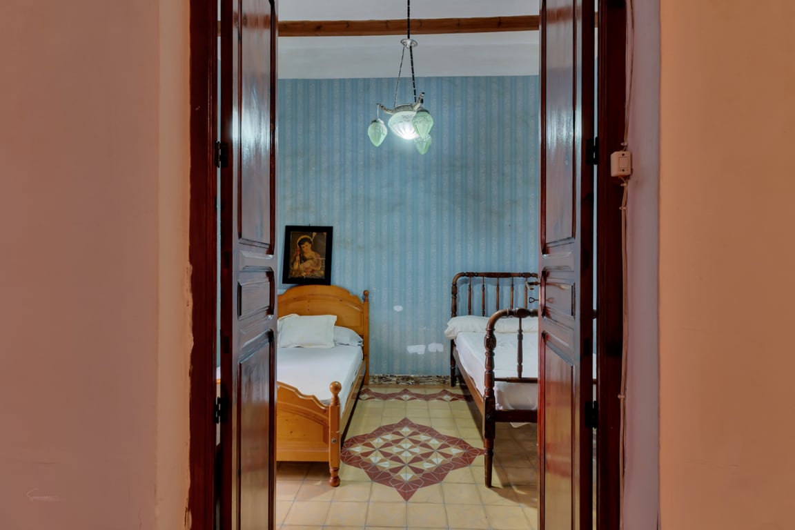 Casa de pueblo con garaje, espacioso patio interior y posibilidad de ampliar la propiedad - 11