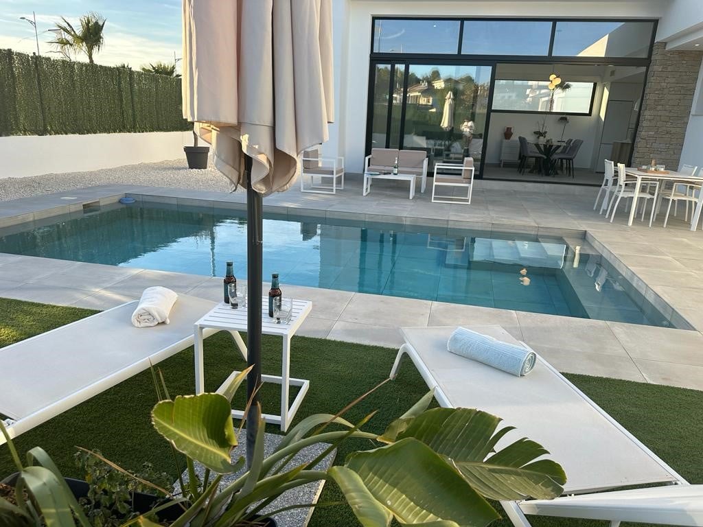 Nová vila se 3 ložnicemi a soukromým bazénem v luxusní urbanizaci — living room