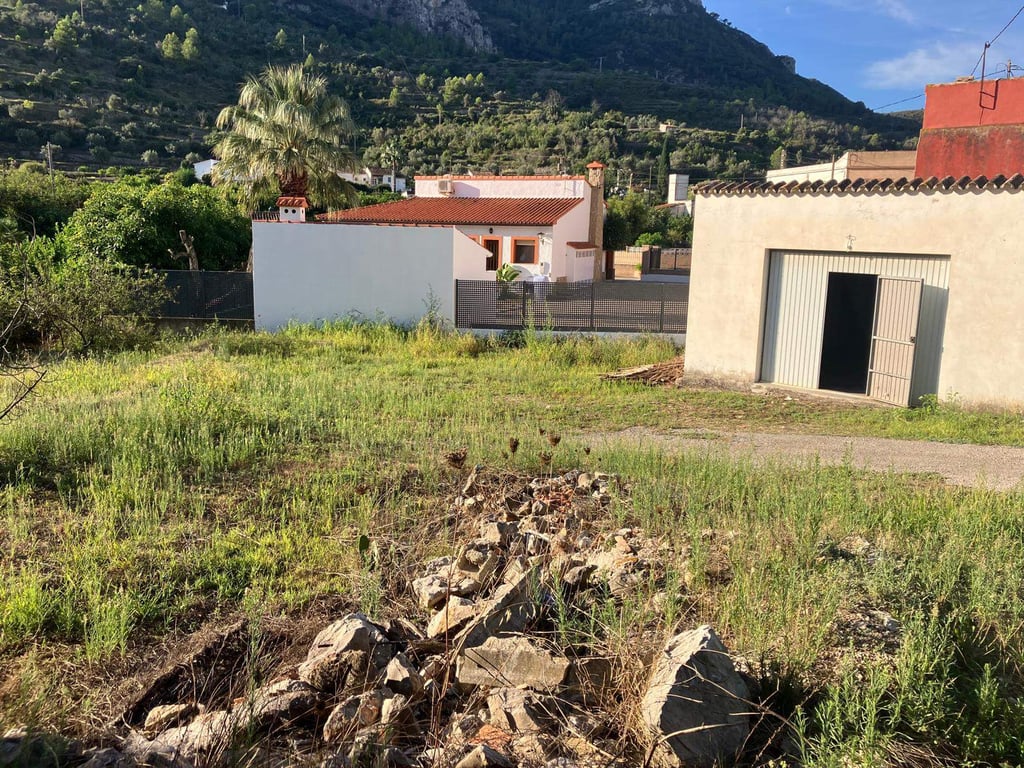 Parcela urbana con una construcción en su perimetro en La Llosa de Camacho - 3