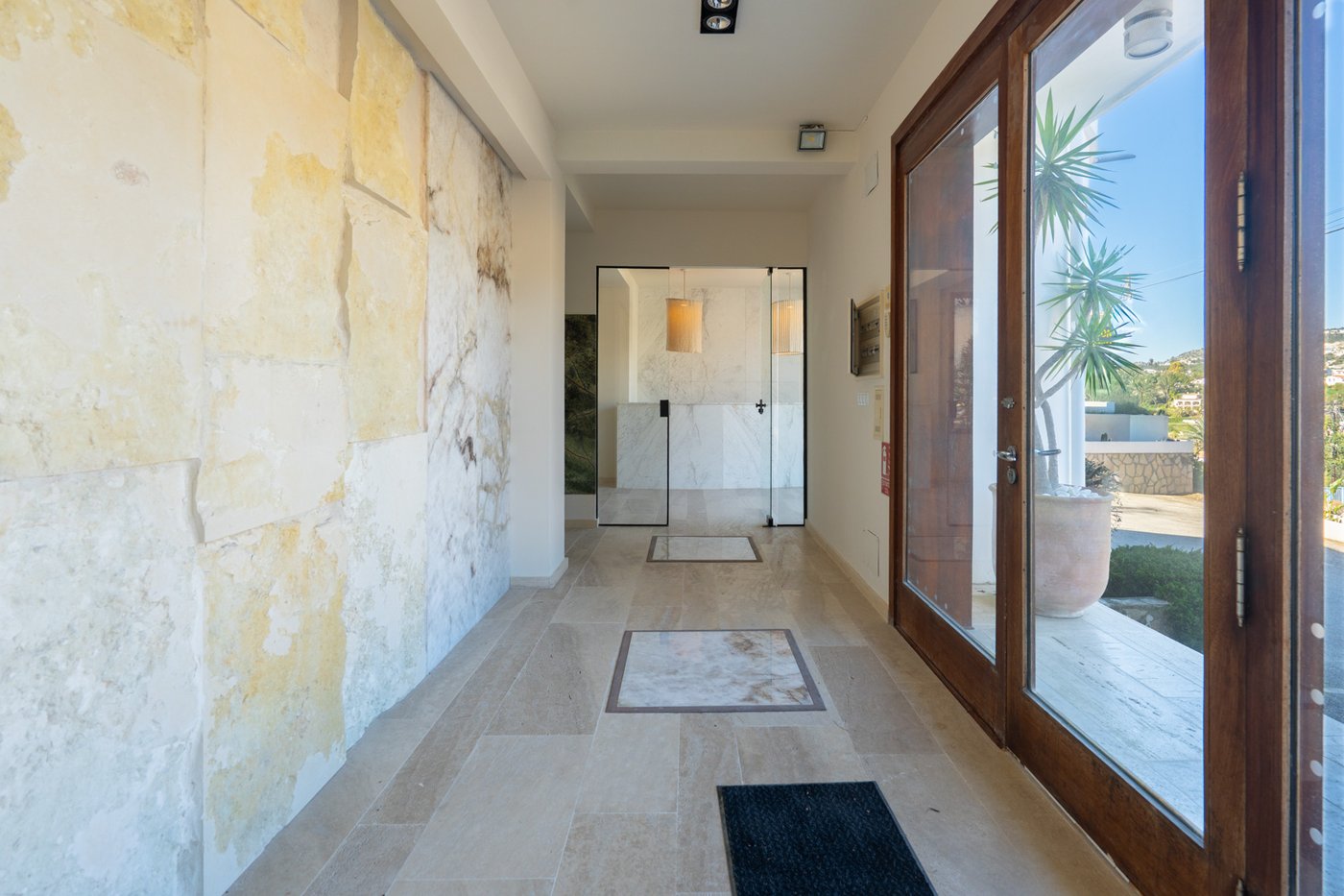 Commercial property with 3‑bed apartment and terraces in Moraira–Benissa