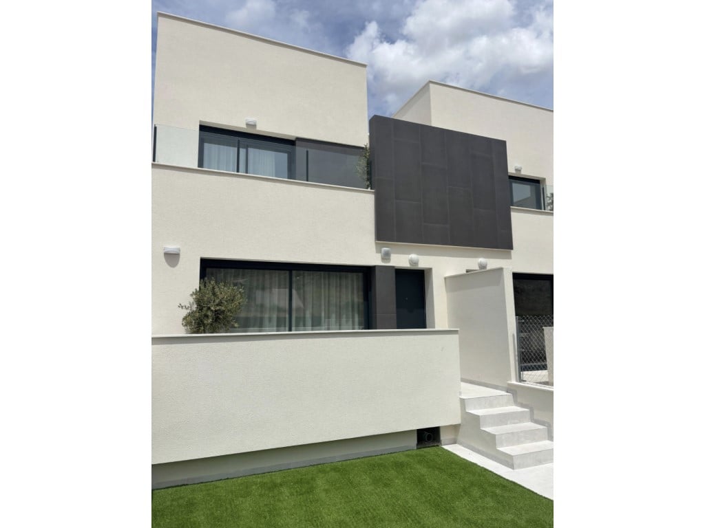 New townhouses with 2-3 beds and private solarium — living room