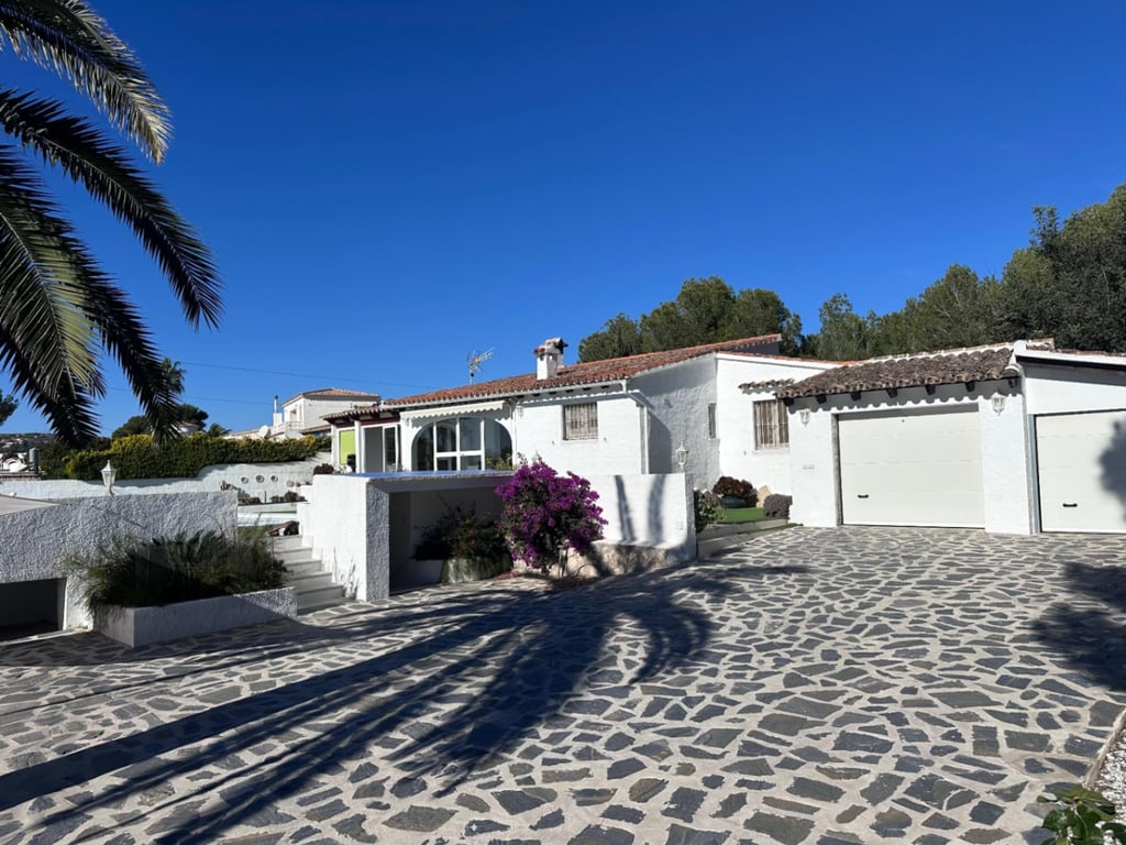 Villa de una sola planta con vistas al mar en venta en Moraira - 2