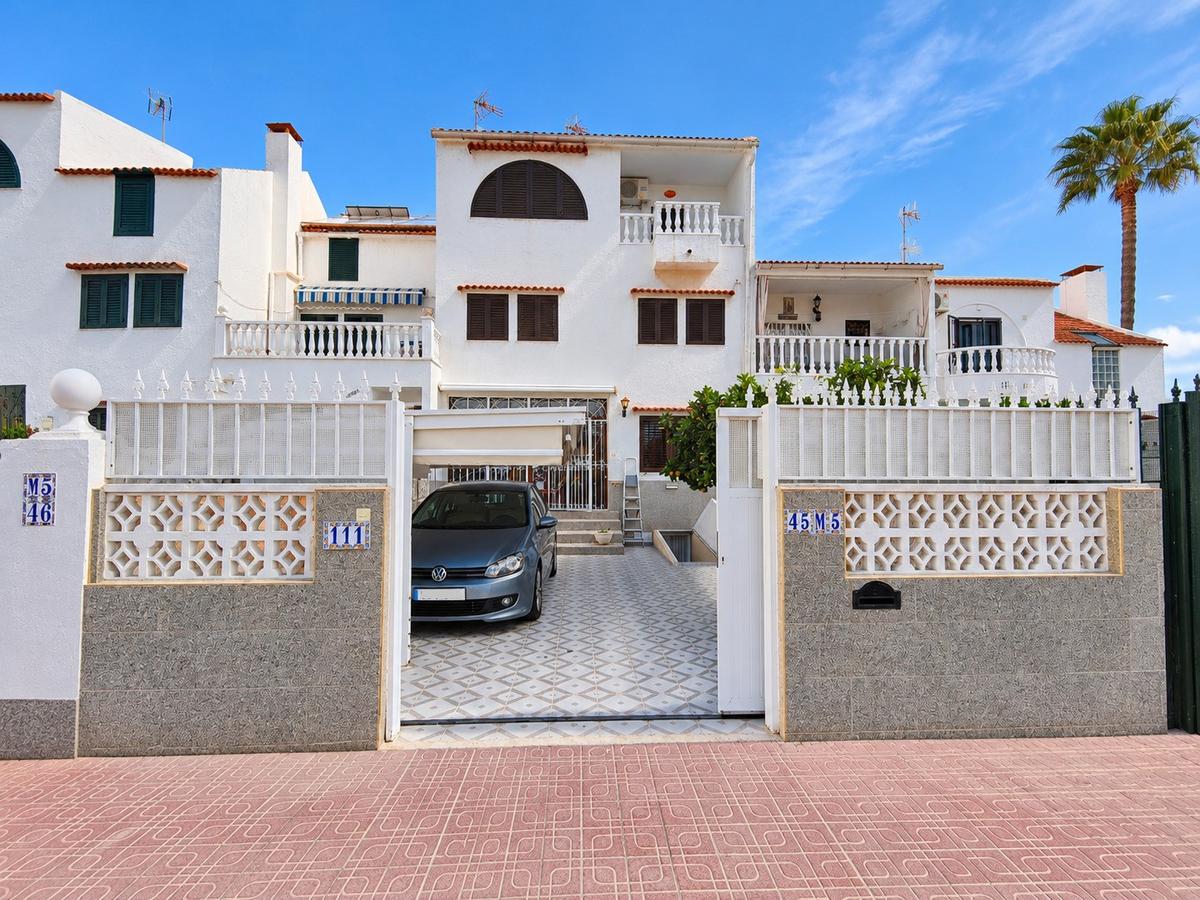 Townhouse with 5 Bedrooms in Torrevieja