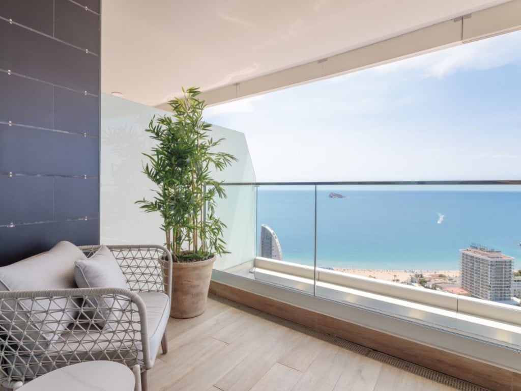Viviendas de lujo en torre de cristal frente al mar en Benidorm — living room