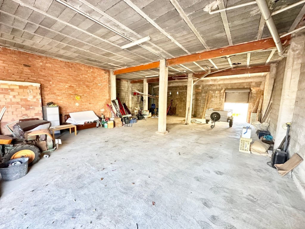 Oportunitat: Edifici amb Jardí de 180 m² i Terrassa amb Vistes al Mar - 6