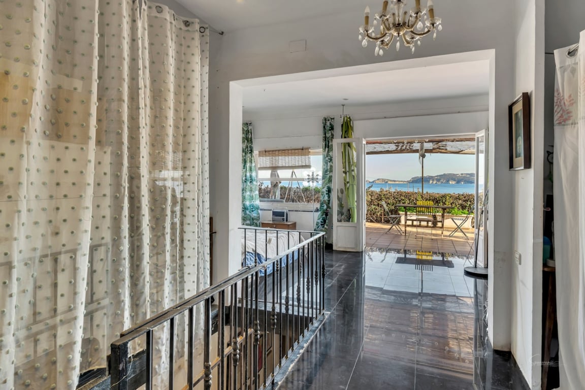 VILLA EN PRIMERA LINEA DEL MAR EN EL PUERTO DE JAVEA - 19
