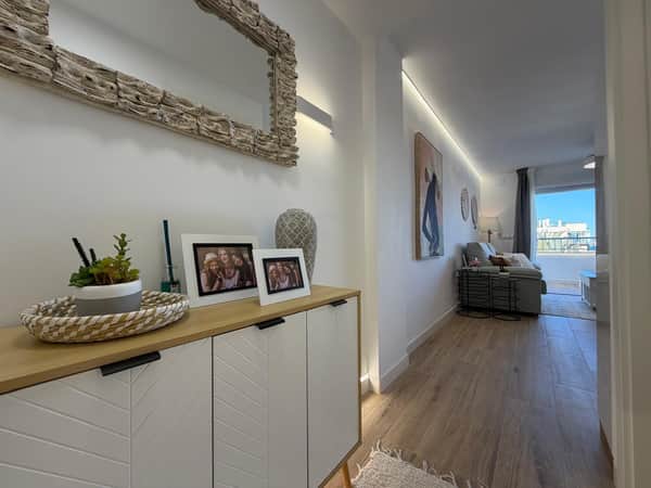 Gerenoveerd eerstelijns appartement met zeezicht in Torrevieja