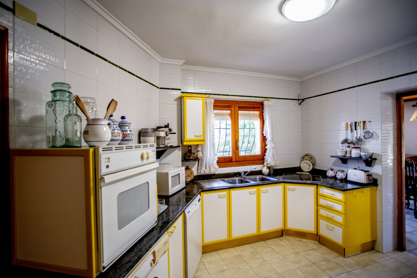 Villa en parcela soleada con gran potencial urbanístico — 4 dorm., 4 baños — 1.840.000 EUR