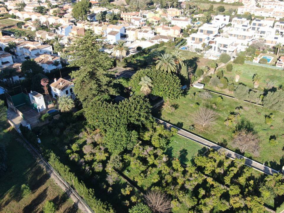 Venta Parcela urbana y Chalet - 33