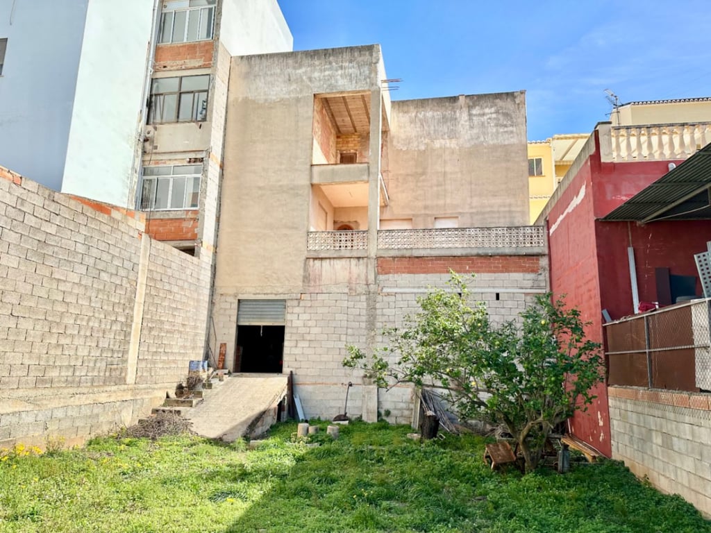 Oportunitat: Edifici amb Jardí de 180 m² i Terrassa amb Vistes al Mar - 3