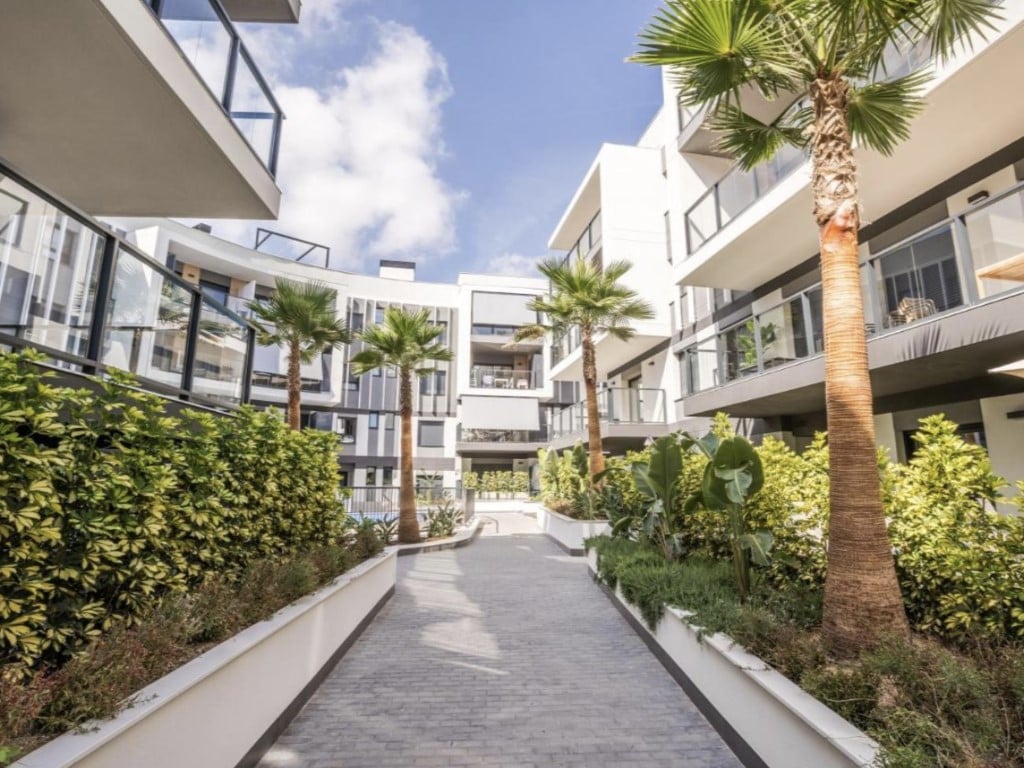 3-bed modern apartment in Jávea with terrace and pool — living room