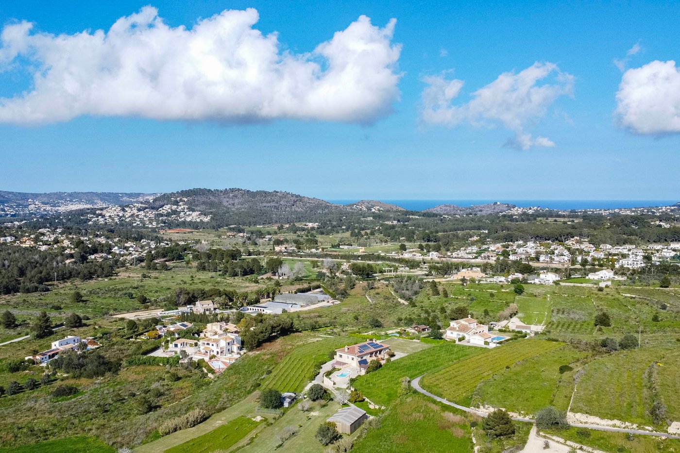 Villa mediterránea con viñedo, piscina y vistas panorámicas al Montgó