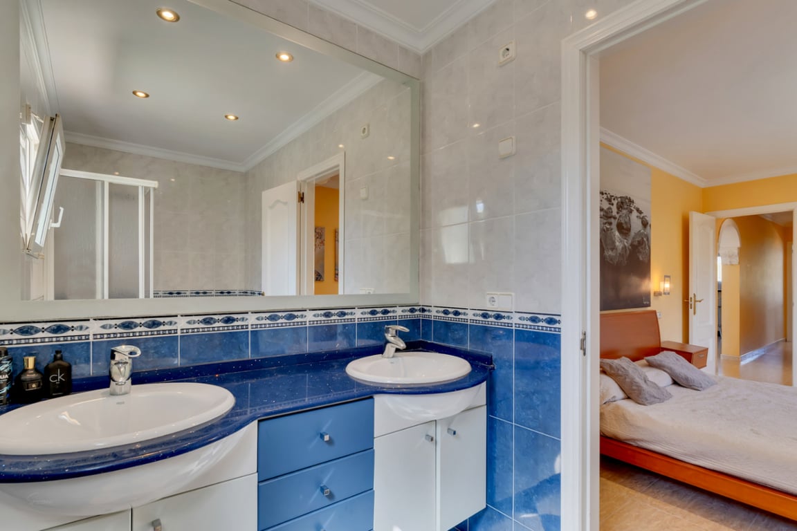 Villa en una excepcional zona tranquila, con vistas abiertas y gran potencial - 23