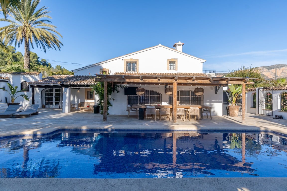 Exclusiva finca completamente reformada con gran parcela de 11.367 m2 - 11