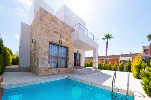 Nieuwbouwvilla met privézwembad en tuin op 900 meter van het strand in Los Alcázares