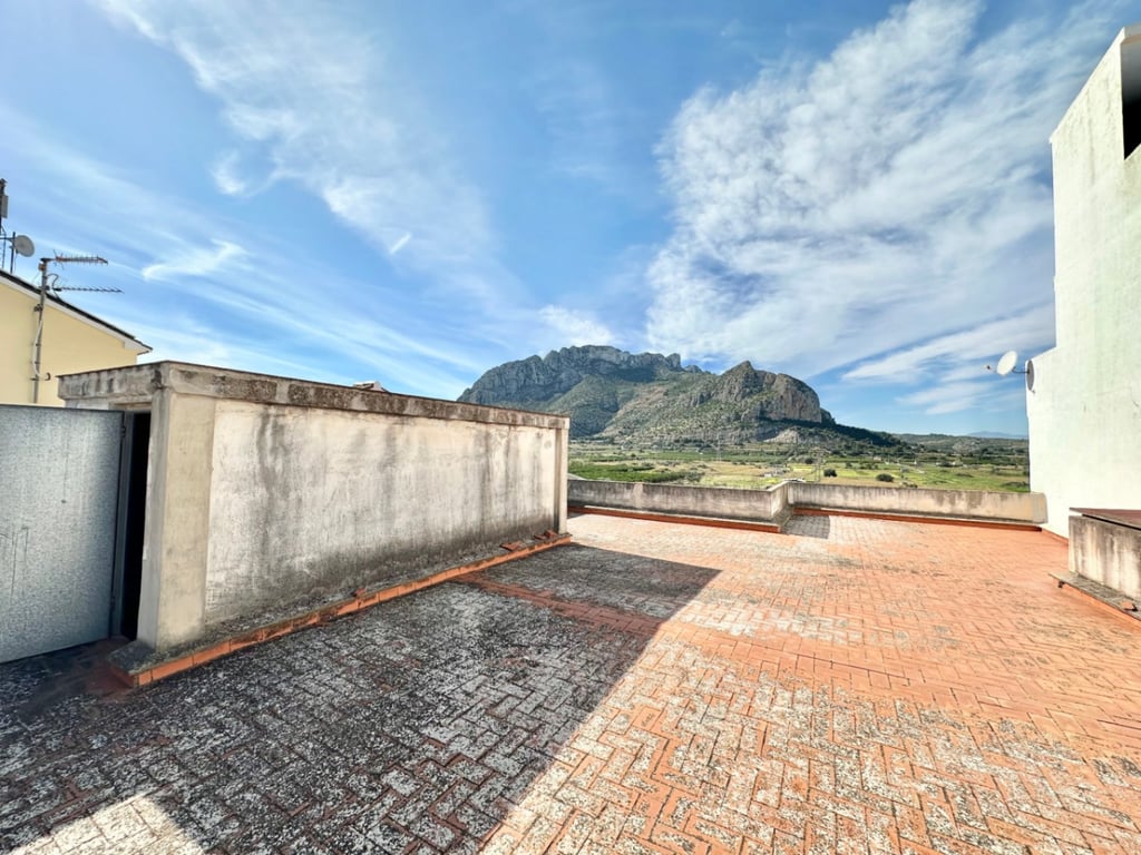 Oportunitat: Edifici amb Jardí de 180 m² i Terrassa amb Vistes al Mar - 26