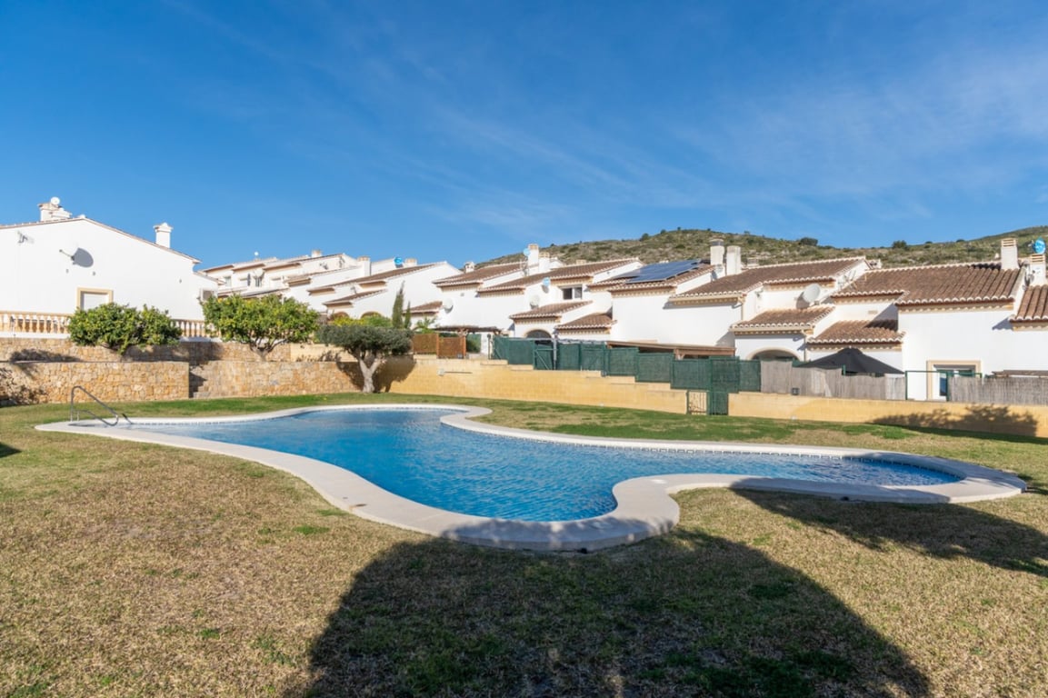 Adosado con una gran terraza con orientación Sur y piscina - 12