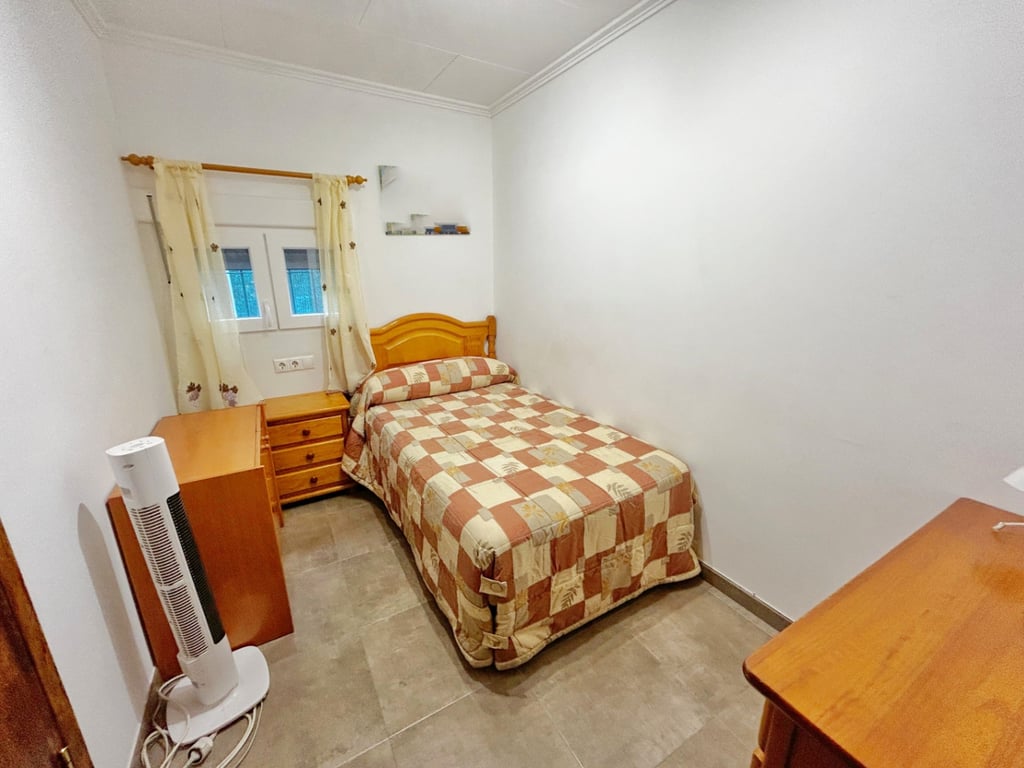 Chalet de campo a la venta en Pedreguer con piscina y jardín - 4 hab - 12