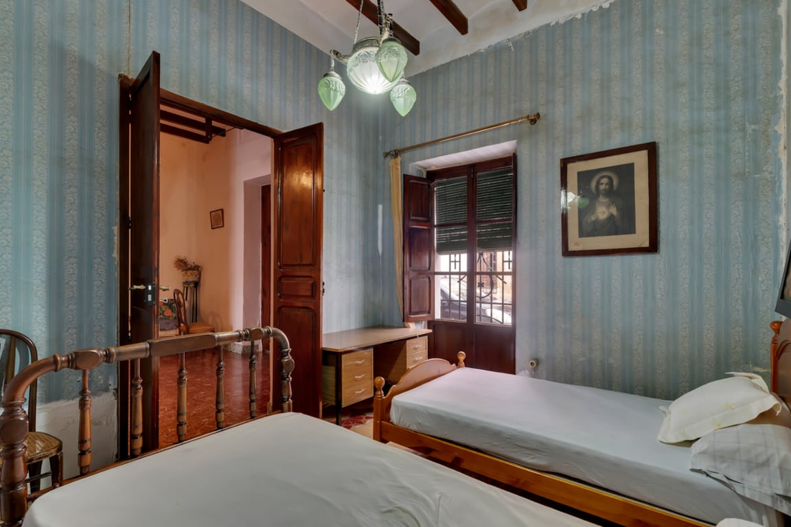 Casa de pueblo con garaje, espacioso patio interior y posibilidad de ampliar la propiedad - 12