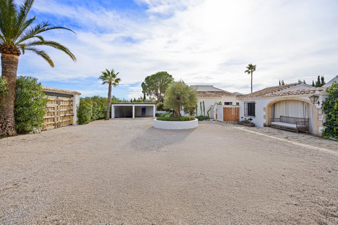 Villa reformada en la zona del montgo con casa independiente para invitados - 58