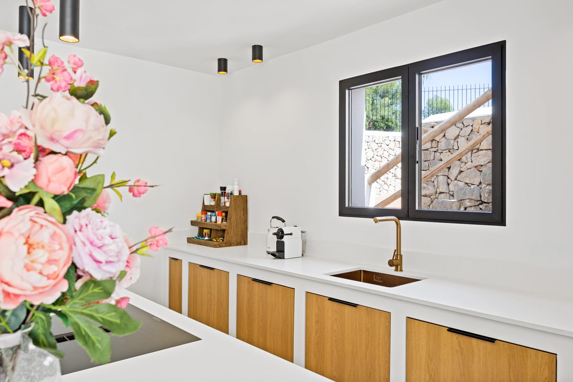 4-bed Villa in Oliva photo 8