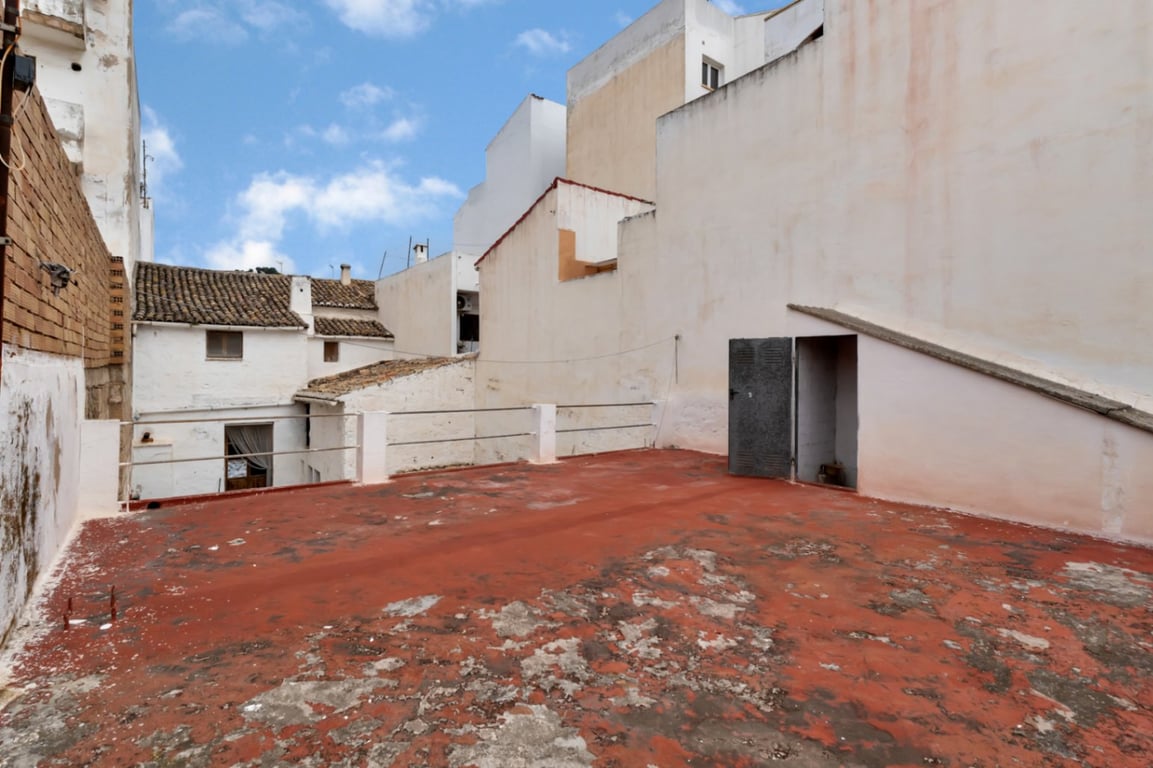 Casa de pueblo con garaje, espacioso patio interior y posibilidad de ampliar la propiedad - 27