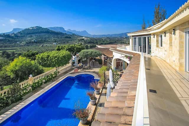 Villa with garage in Calpe, 4-bed, 610m²