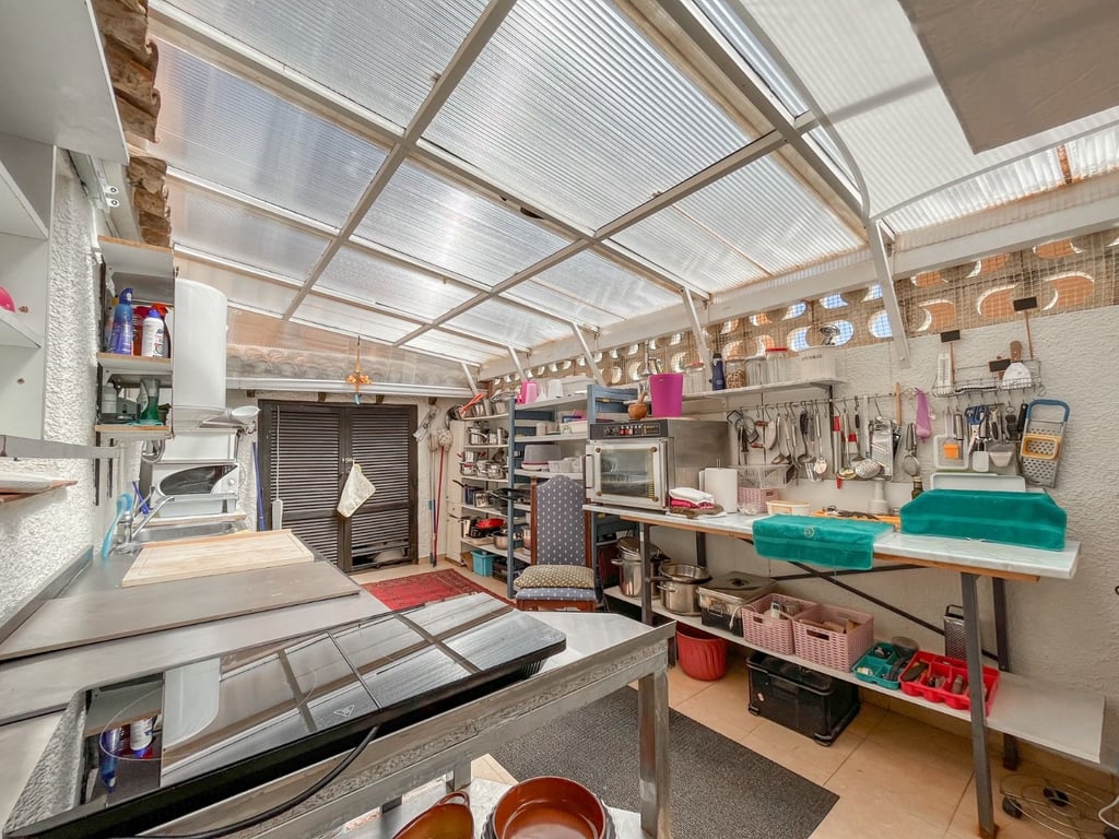 Casa a la venta en Dénia con licencia activa de restaurante en Las Marinas, a 500 m del mar, km - 32