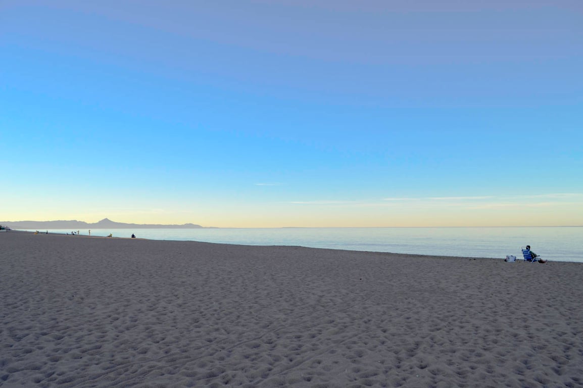 Apartamento 2 dormitorios con piscina al lado del mar, zona Las Brisas - 30