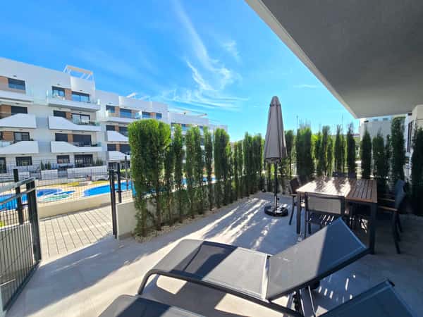 Gelijkvloers appartement met terras en zwembad in Villamartín