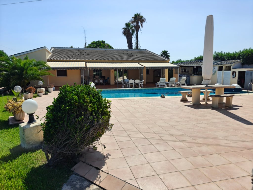 Villa privada a la venta de 5 dormitorios en Els Poblets con piscina climatizada y apartamento independiente - 2