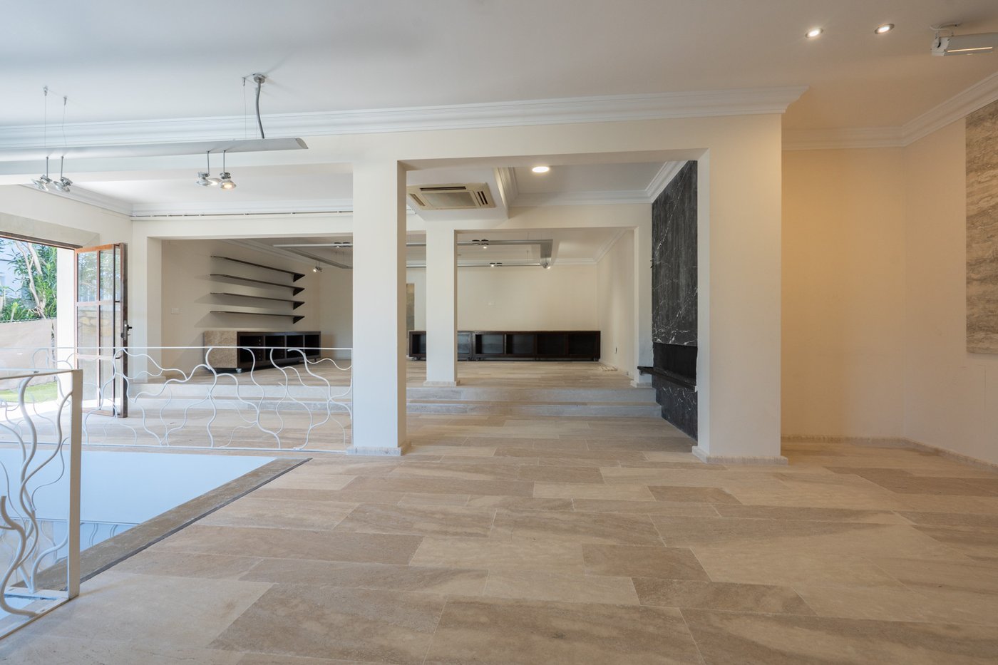 Commercial property with 3‑bed apartment and terraces in Moraira–Benissa