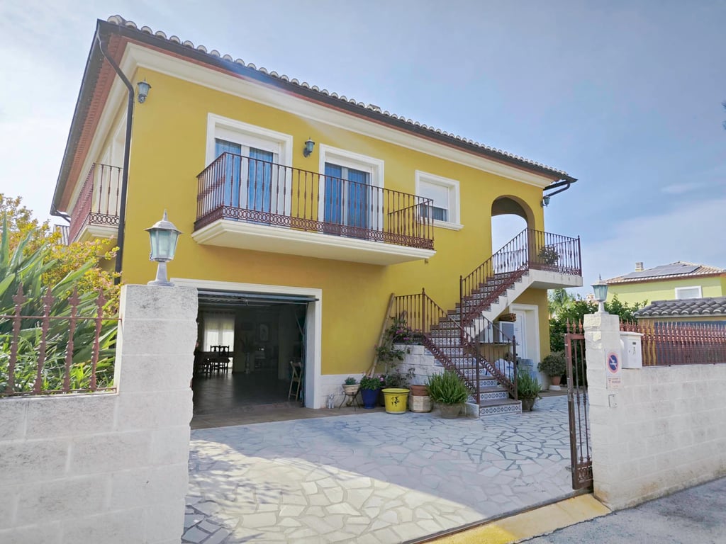 Villa de 270 m2 con piscina en venta en Pedreguer, zona residencial a un paso del centro - 2