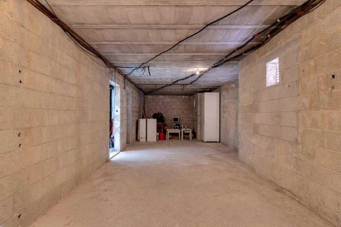 Villa en una excepcional zona tranquila, con vistas abiertas y gran potencial - 32