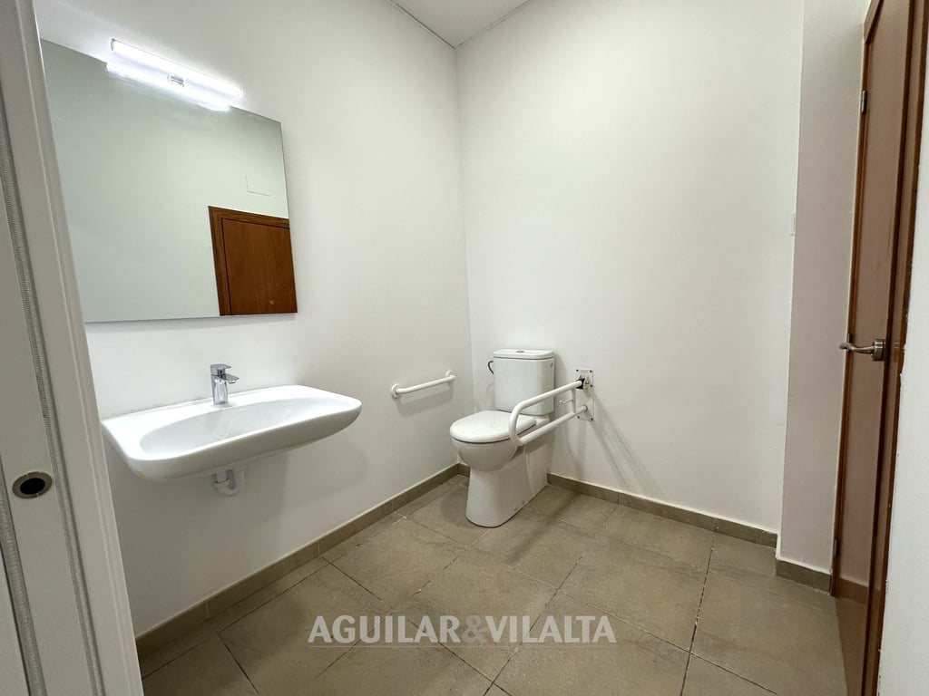 Commercial premises on Calle Corró - 8