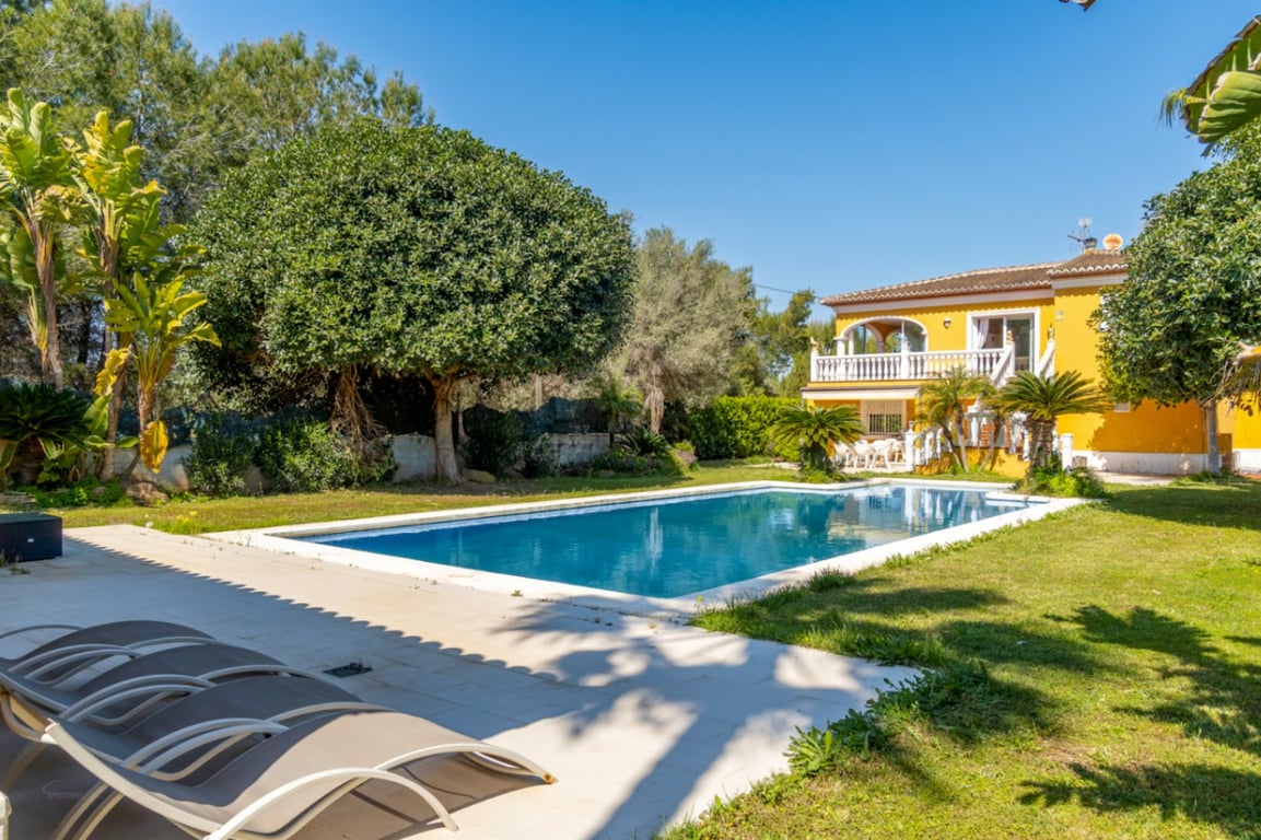 Villa en una excepcional zona tranquila, con vistas abiertas y gran potencial - 3