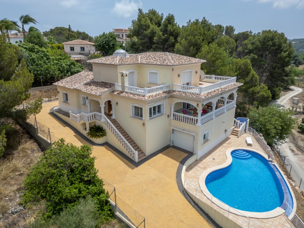 Villa con vistas abiertas en zona tranquila próxima al centro del pueblo de Jávea - 2