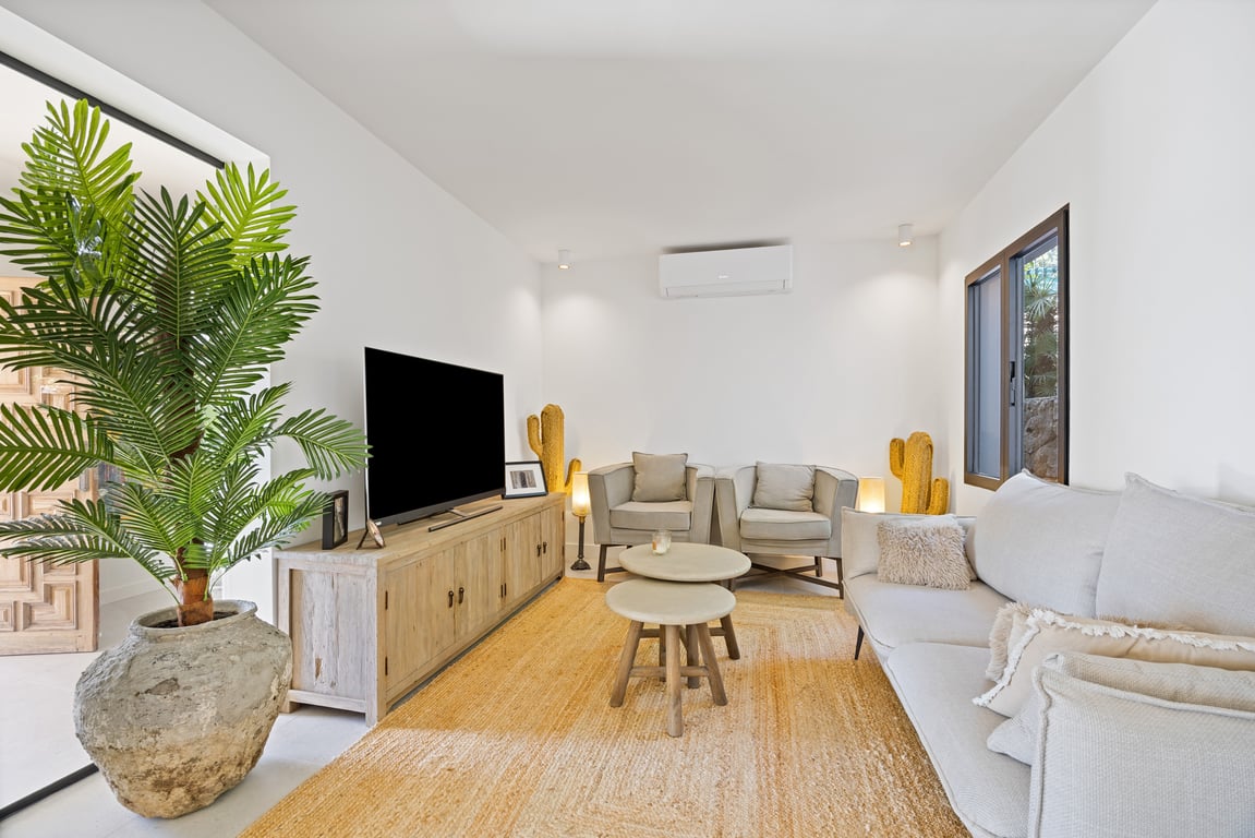 4-bed Villa in Oliva photo 11