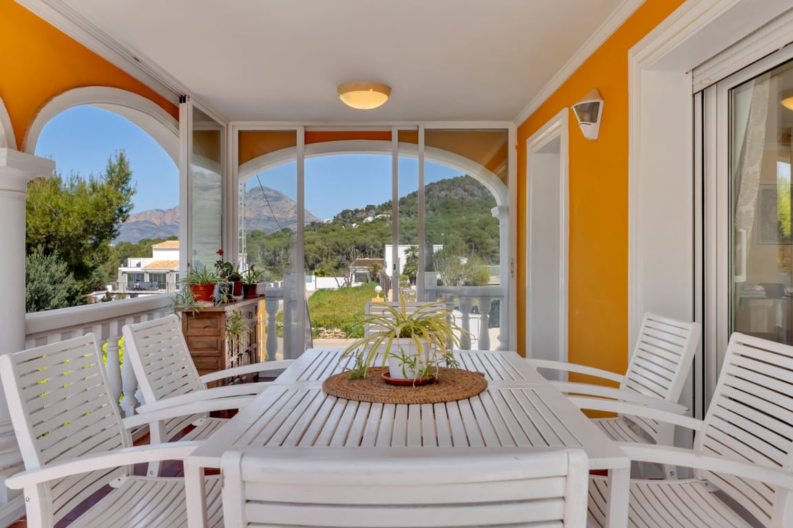 Villa en una excepcional zona tranquila, con vistas abiertas y gran potencial - 17