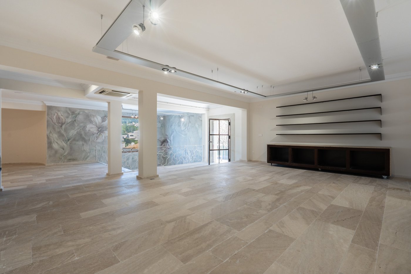 Commercial property with 3‑bed apartment and terraces in Moraira–Benissa