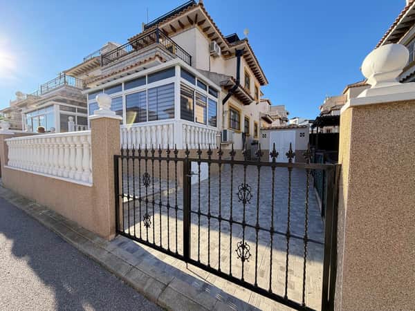 Rijwoning met 2 slaapkamers in Orihuela Costa